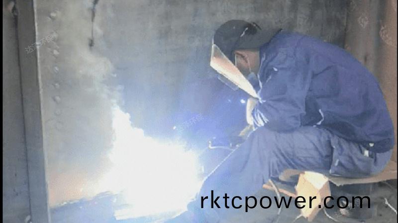 達澤(ze)環(huán)(huan)保(bao)工作人(ren)員正在緊(jin)張(zhang)工作